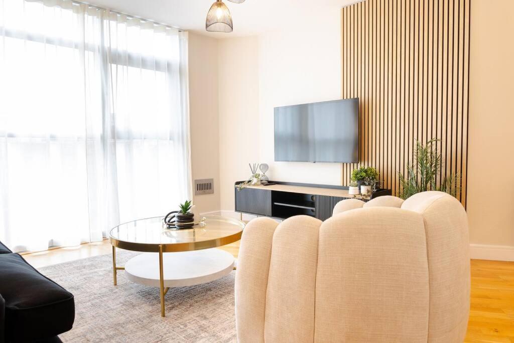 Sophisticated Cardiff Apartment Free Parking 5