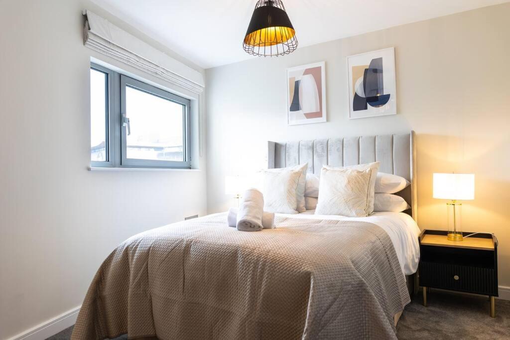 Sophisticated Cardiff Apartment Free Parking 2