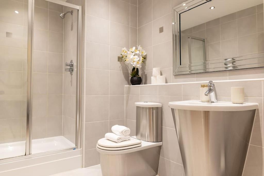 Sophisticated Cardiff Apartment Free Parking 8
