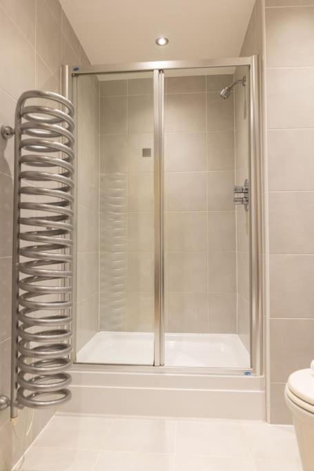 Sophisticated Cardiff Apartment Free Parking 3