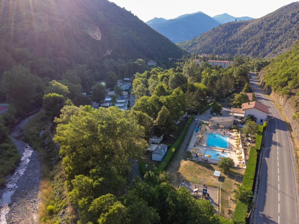 une vue aérienne d'une station de montagne dans l'établissement Les Eaux Chaudes, à Digne-Les-Bains