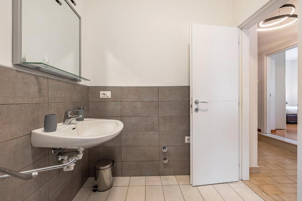 une salle de bain avec un lavabo et un miroir dans l'établissement Tanas, à Tenno 32 autres photos