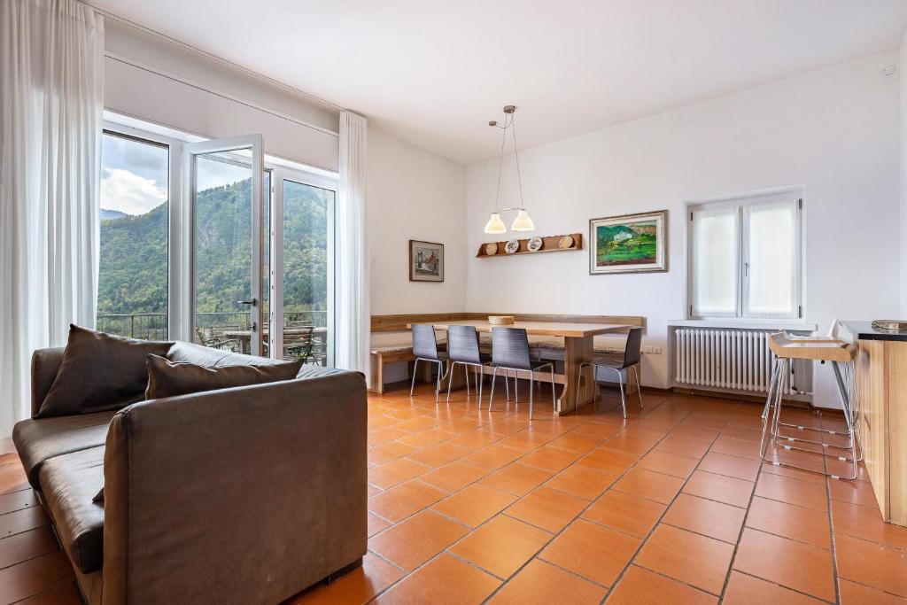 un salon avec un canapé et une table dans l'établissement Tanas, à Tenno