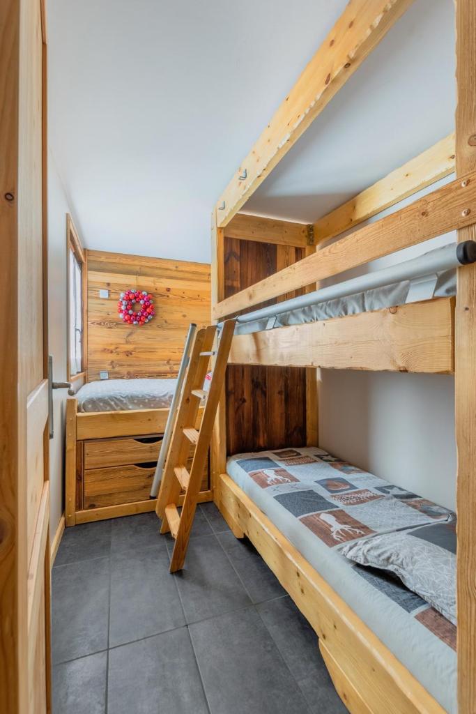 Ce dortoir comprend 2 lits superposés et un escalier. dans l'établissement Grand Chalet Standing Avec Jacuzzi à Chamrousse ski 1750, à Chamrousse