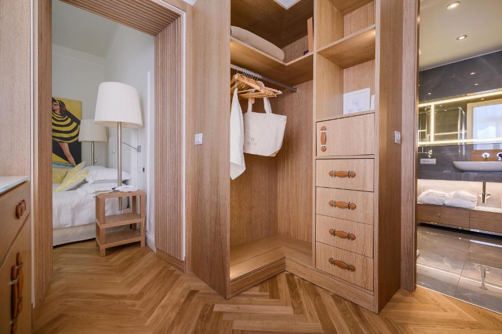 un dressing avec un placard et un lit dans l'établissement Hotel Helvetia, à Sestri Levante 158 autres photos