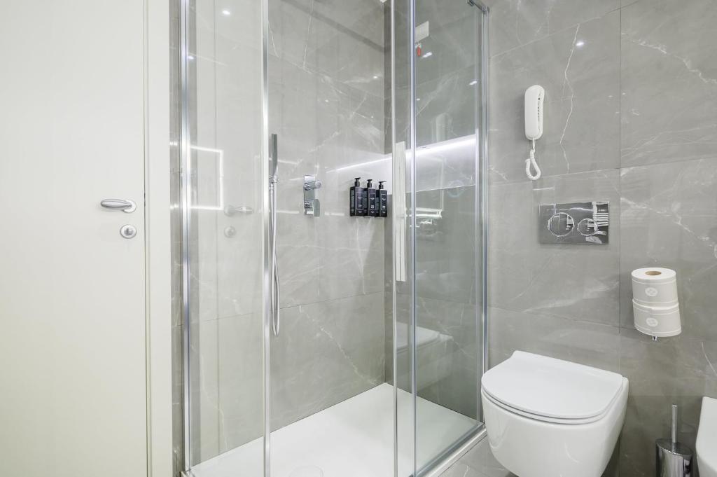une salle de bain avec douche et toilettes dans l'établissement Hotel Helvetia, à Sestri Levante