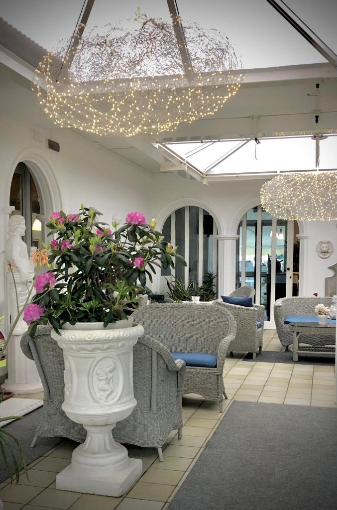 - un hall avec des chaises et un vase avec des fleurs dans l'établissement Hotel La Parigina, à Lignano Sabbiadoro 61 autres photos