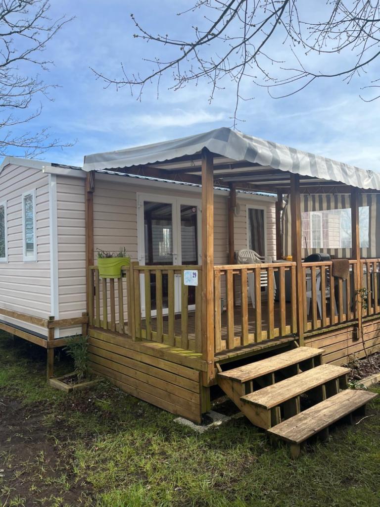 un mobil-home avec un porche et une terrasse dans l'établissement Mobilhome camping proche des plages, à Saint-Jean-de-Monts
