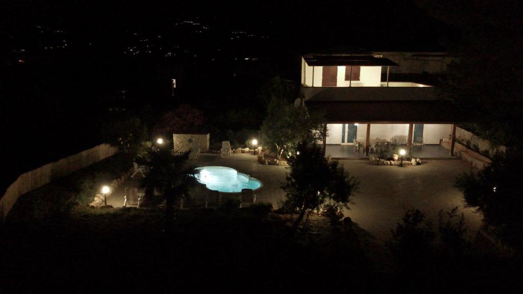 - une vue sur la piscine la nuit dans l'établissement La Giara - Villa with Swimming Pool and Parking, à Castellammare del Golfo