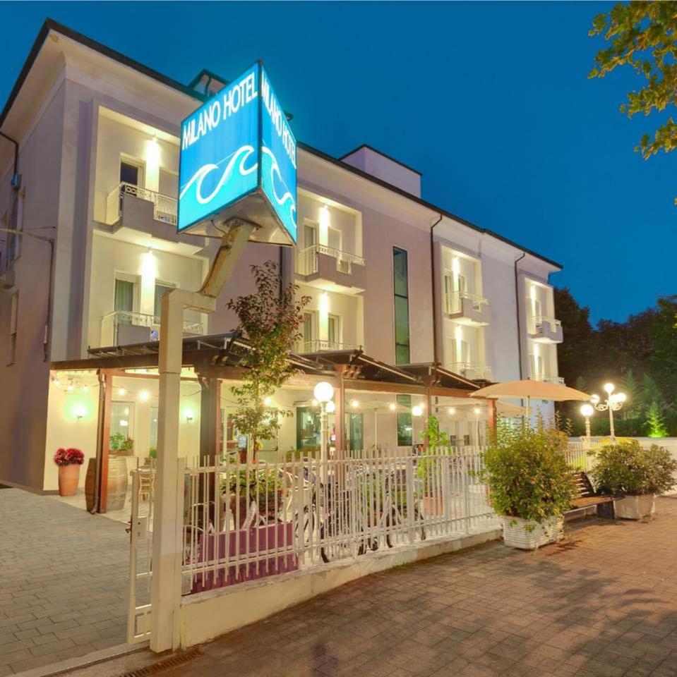 un bâtiment avec un panneau indiquant la rue devant lui dans l'établissement Hotel Milano, à Cesenatico