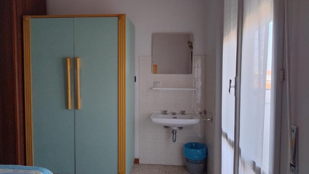 une salle de bain avec un lavabo et une douche en verre dans l'établissement Hotel Rosy, à Bellaria-Igea Marina