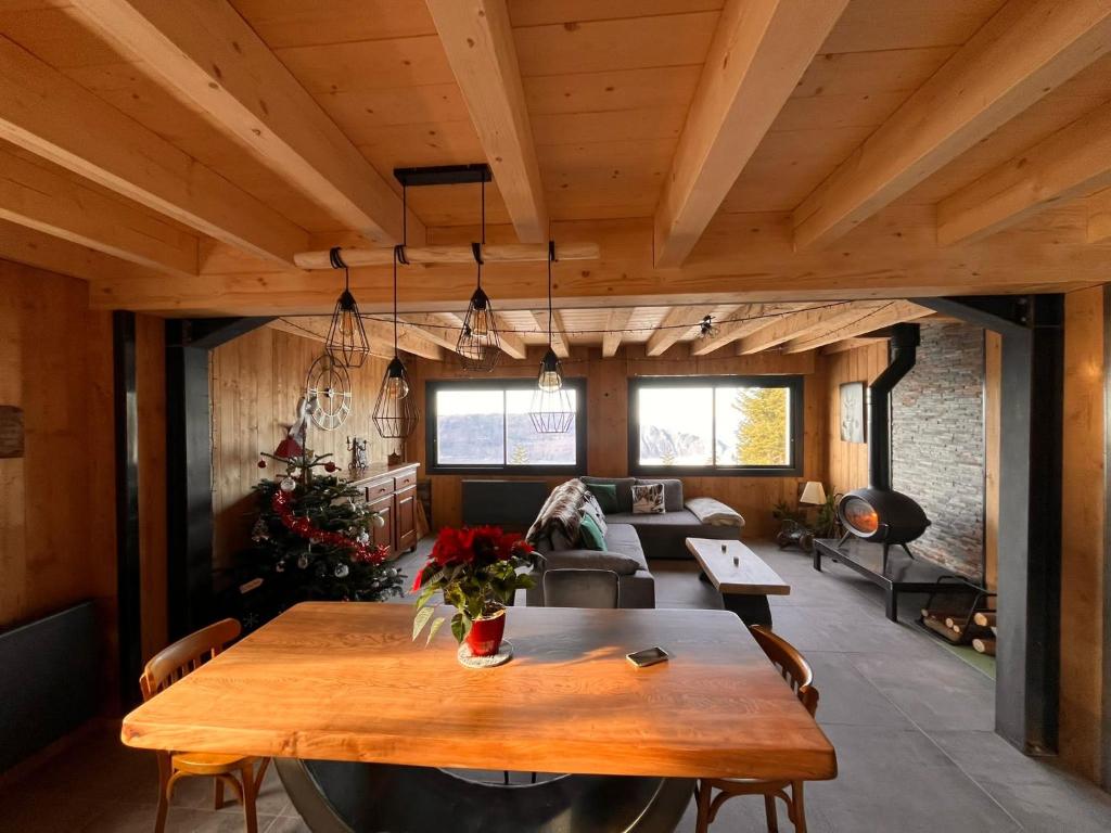 un salon avec une table en bois et un canapé dans l'établissement Chalet Le Bisolet, à Les Déserts