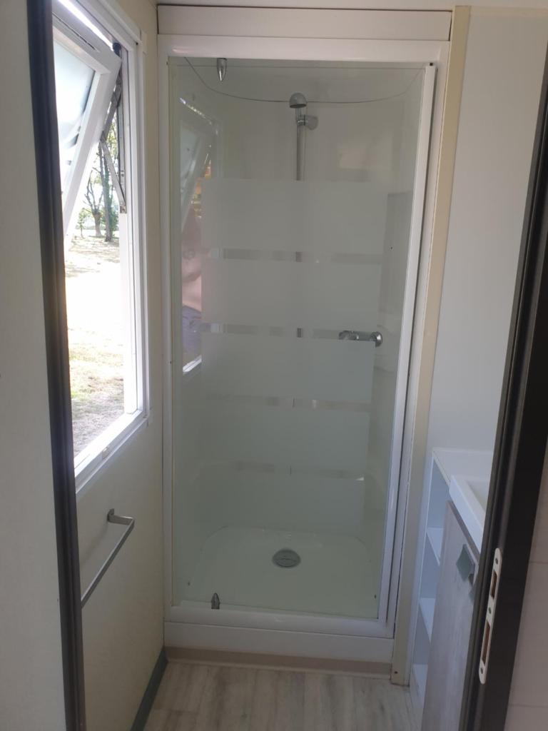 La salle de bains est pourvue d'une douche à l'italienne et d'une fenêtre. dans l'établissement Mobilhome proche Puy duFou, à La Boissière-de-Montaigu