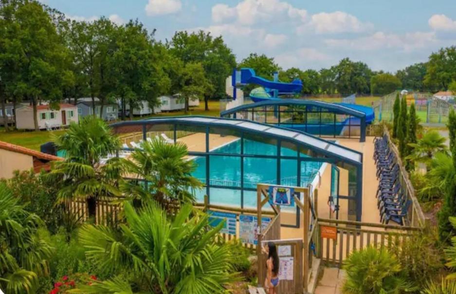 une image d'une grande piscine dans un complexe dans l'établissement Mobilhome proche Puy duFou, à La Boissière-de-Montaigu