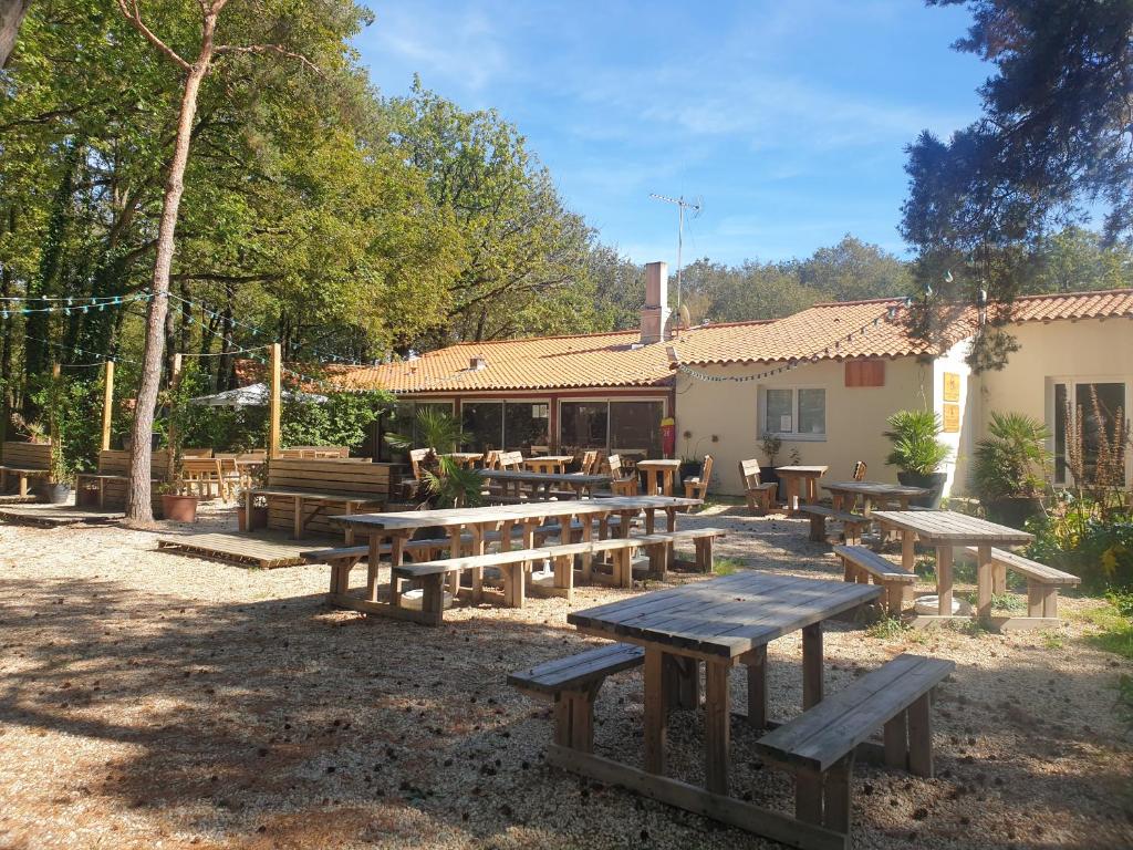 un groupe de tables de pique-nique devant un bâtiment dans l'établissement Mobilhome proche Puy duFou, à La Boissière-de-Montaigu