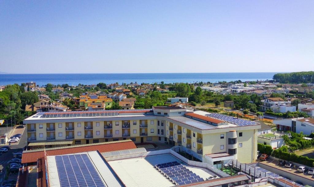 - une vue aérienne sur un bâtiment doté de panneaux solaires dans l'établissement Aparthotel Codex, à Rossano