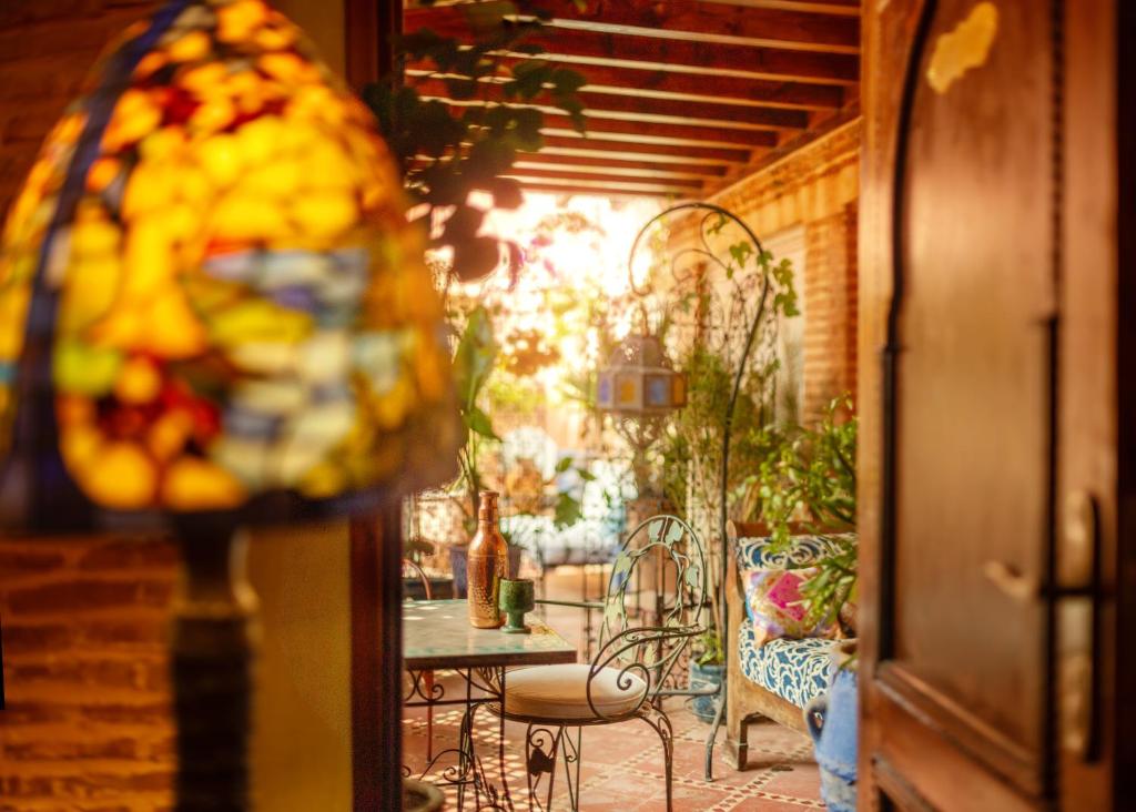 une salle à manger avec une table et des chaises dans une pièce dans l'établissement Riad Persephone, à Marrakech