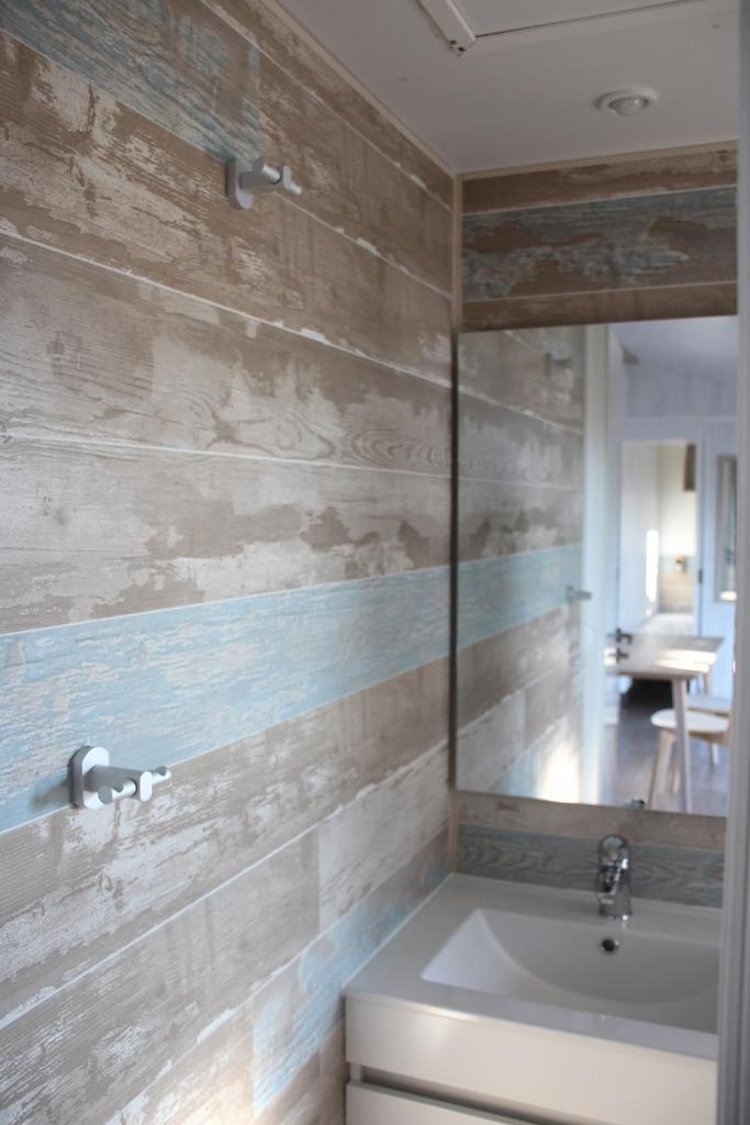 une salle de bain avec un lavabo et un miroir dans l'établissement Camping Le Clos du Rhône, à Saintes-Maries-de-la-Mer