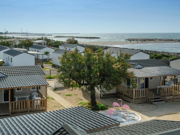 - une vue aérienne sur les maisons et la plage dans l'établissement Camping Le Clos du Rhône, à Saintes-Maries-de-la-Mer