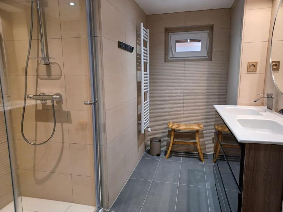 Plain-pied 80 m2 dans maison, parking privé gratuit, gare directe Paris 8
