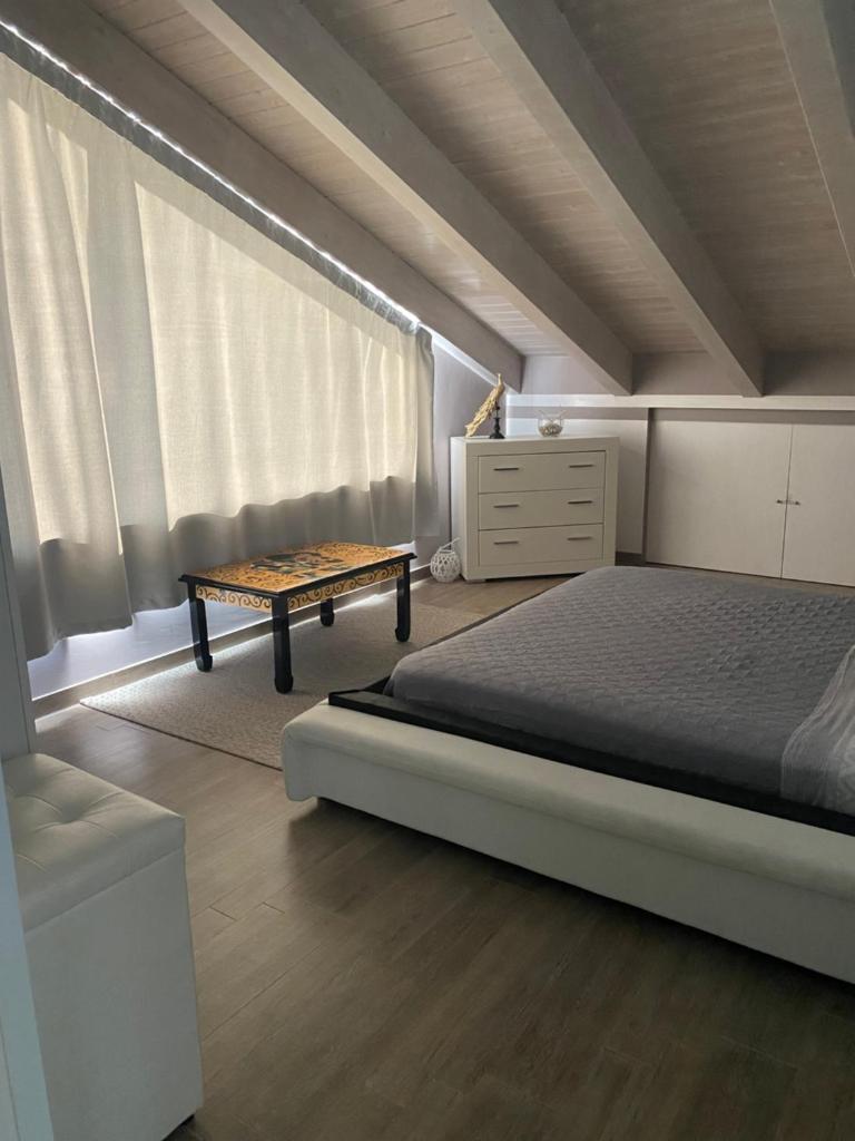 une chambre avec un lit et une table dans l'établissement LUXURY, VILLA VITTORIO, Pool, Taormina,Etna & Seaview, à Giardini Naxos