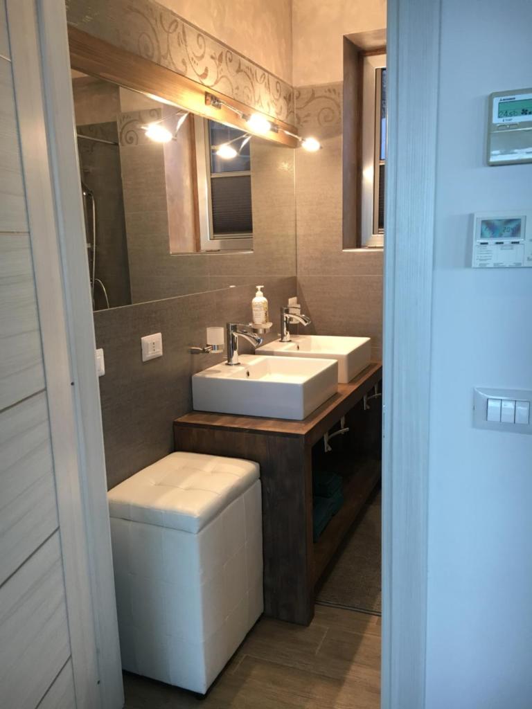 une salle de bain avec un lavabo, des toilettes et un miroir dans l'établissement LUXURY, VILLA VITTORIO, Pool, Taormina,Etna & Seaview, à Giardini Naxos