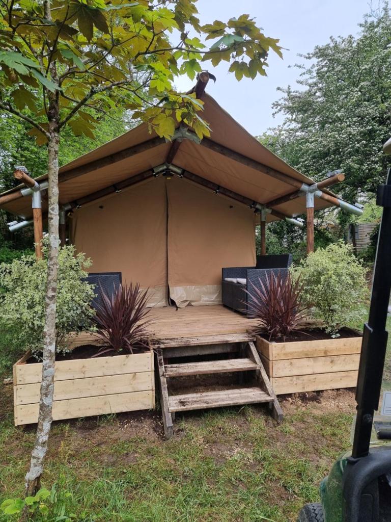 - un lit dans une tente dans un jardin dans l'établissement Camping Les Parcs, à Pénestin