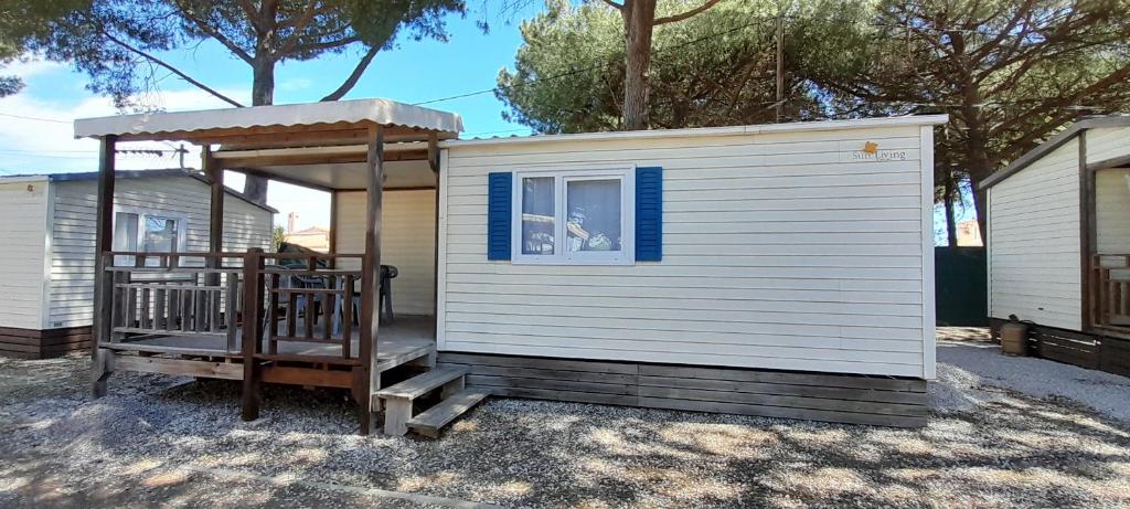un petit hangar avec une chaise et une fenêtre dans l'établissement Location Mobil home Camping Pédro, au Grau-dʼAgde