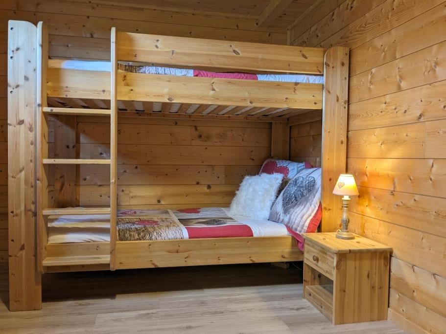 - une chambre avec 2 lits superposés dans une cabane en rondins dans l'établissement Spacieux T3 coeur de station, à Bernex