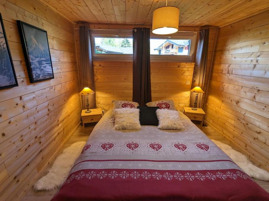 une chambre avec un lit dans une cabane en rondins dans l'établissement Spacieux T3 coeur de station, à Bernex