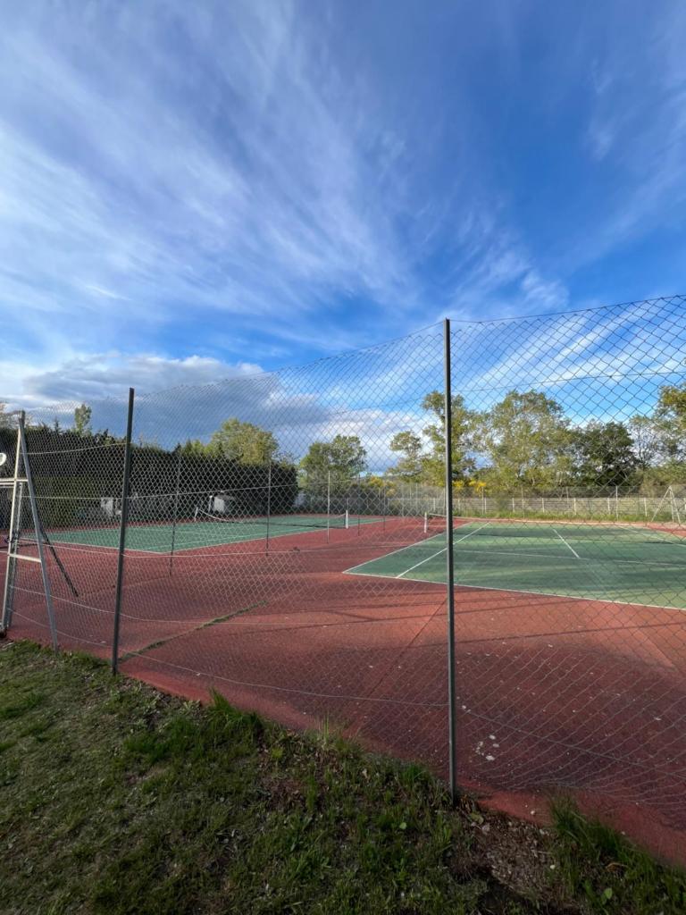 - un court de tennis avec filet dans l'établissement La Teranga, à La Roque-dʼAnthéron