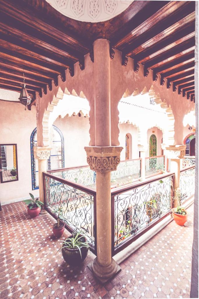 d'un balcon avec une balustrade en fer forgé et des plantes en pot dans l'établissement Riad Dar Alia, à Rabat