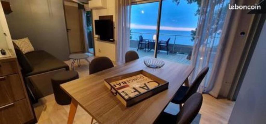 - une chambre avec une table et un livre dans l'établissement Bungalow Mobile Home de Luxe Vue Mer Saint-Raphaël 4 personnes, à Saint-Raphaël
