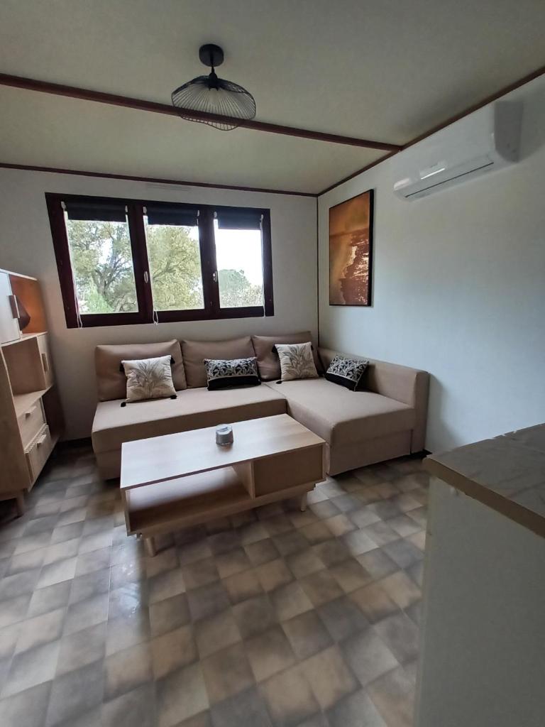 un salon avec un canapé et une table basse dans l'établissement mobile home dans un coin de paradis, à Fréjus 14 autres photos