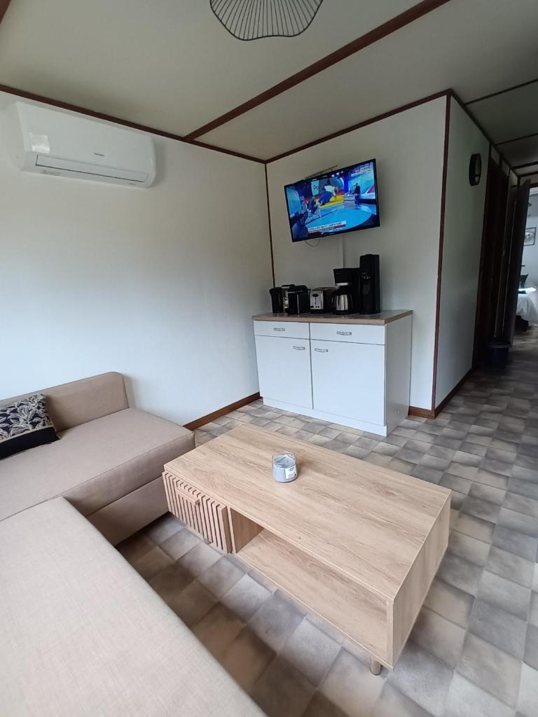 un salon avec un canapé et une table basse dans l'établissement mobile home dans un coin de paradis, à Fréjus