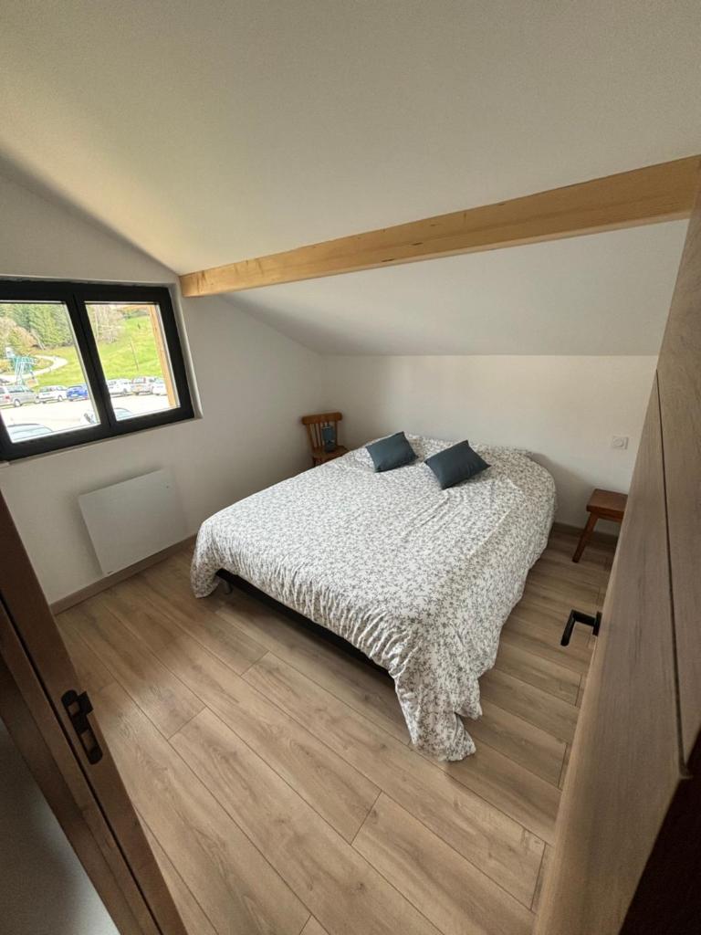 une chambre avec un lit dans une petite pièce dans l'établissement Chalet Le Bisolet, à Les Déserts