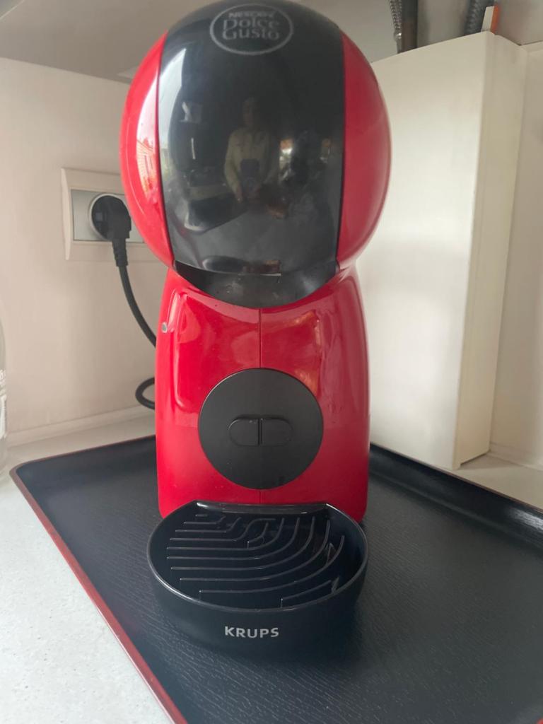 un mixeur rouge assis au-dessus d'un comptoir dans l'établissement Mobil home 6-8pers - Le lac des rêves, à Lattes