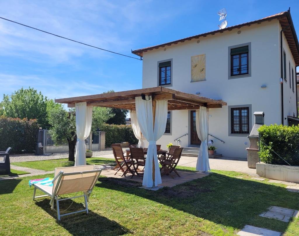 une table et des chaises devant une maison dans l'établissement Dimora F F Famiglia Fanucchi, à Lucques