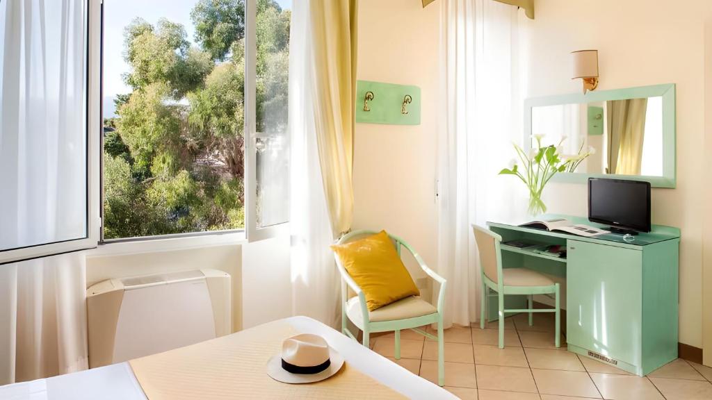 une pièce avec un bureau avec un ordinateur et une fenêtre dans l'établissement Hotel Eden Park, à Diano Marina 17 autres photos