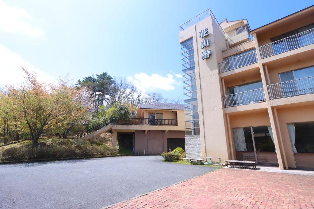 un parking vide devant un immeuble dans l'établissement hokkein-onsen kougen-terrace, à Kokonoe