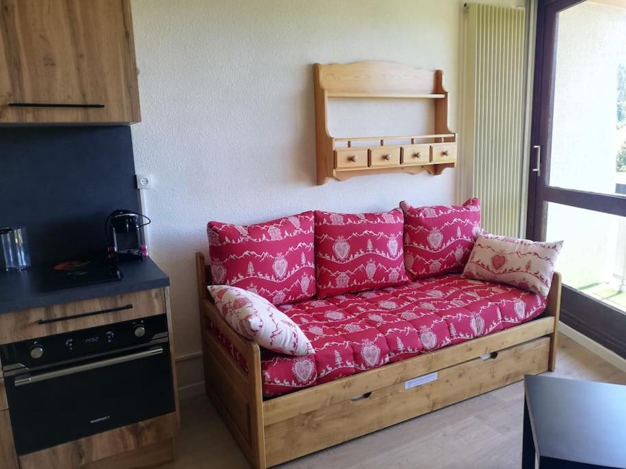 - un canapé avec des coussins roses dans l'établissement Studio tout confort aux Balcons de Villard de Lans, à Villard-de-Lans 8 autres photos