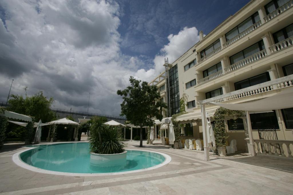une piscine devant un bâtiment dans l'établissement Park Hotel Campitelli, à Larino
