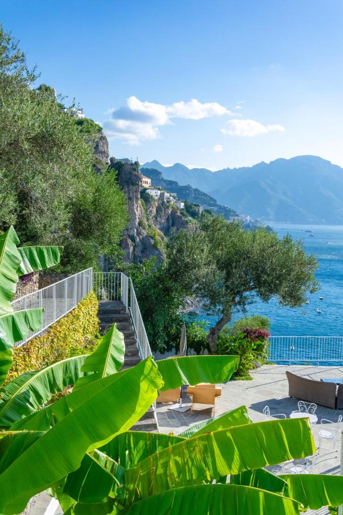 un complexe hôtelier avec vue sur l'océan dans l'établissement Villa Santa Maria - Luxury Suites, à Amalfi