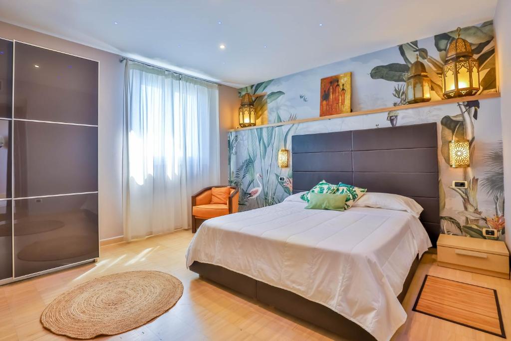 une chambre avec un grand lit et une salle de bain dans l'établissement Villa Santa Maria - Luxury Suites, à Amalfi