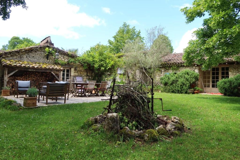 une souche d'arbre dans la cour d'une maison dans l'établissement Gite l' Embrassement le Luquet Saint Beauzeil 82, à Saint-Beauzeil