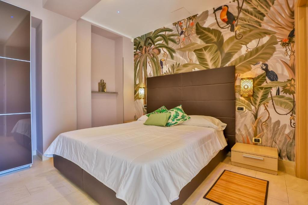 - une chambre avec un lit orné d'une fresque murale dans l'établissement Villa Santa Maria - Luxury Suites, à Amalfi