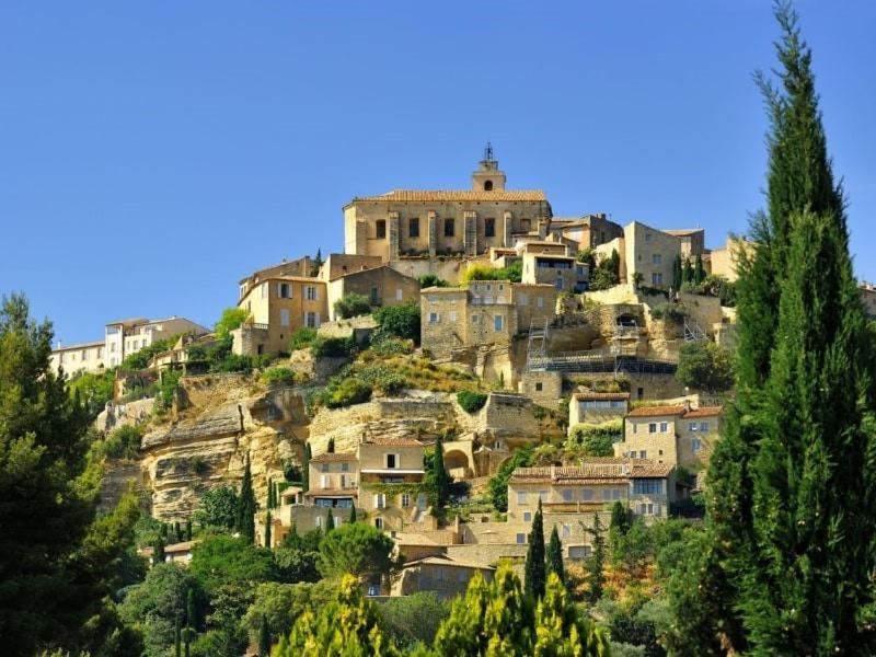 un village au sommet d'une colline avec des maisons dans l'établissement Camping maeva Escapades Le Domaine des Chênes Blancs, à Croagnes