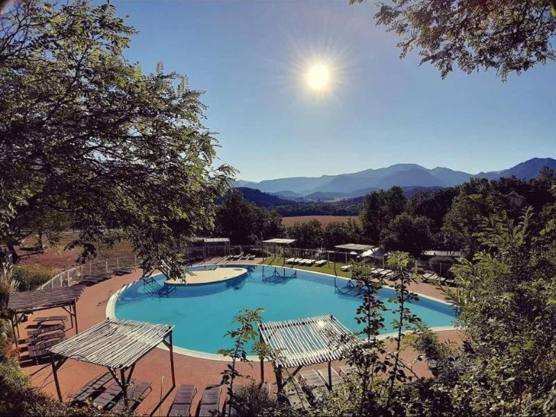- une grande piscine avec 2 chaises à côté dans l'établissement Camping maeva Escapades Le Couriou, à Recoubeau-Jansac