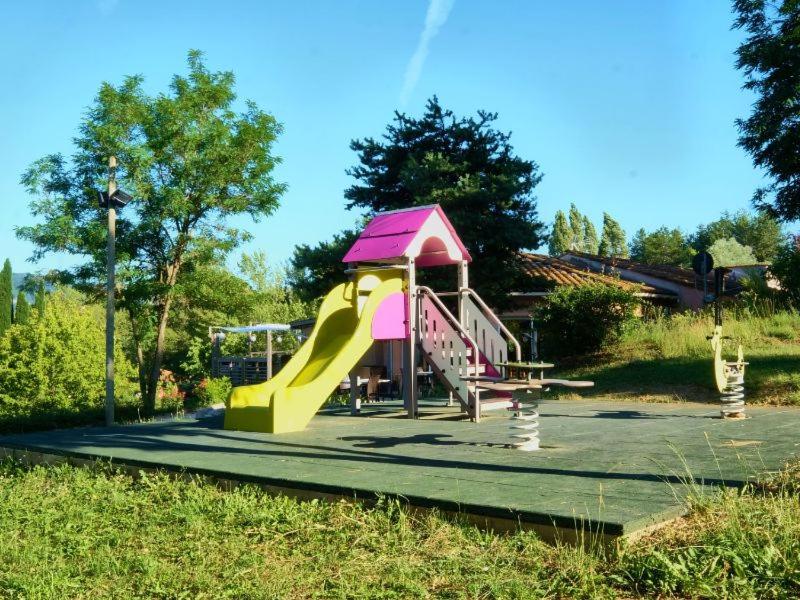 une aire de jeux avec un toboggan dans un parc dans l'établissement Camping maeva Escapades Le Couriou, à Recoubeau-Jansac