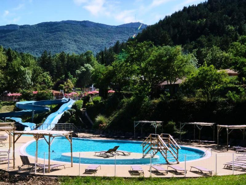 une piscine avec toboggan et un parc aquatique dans l'établissement Camping maeva Escapades Le Couriou, à Recoubeau-Jansac